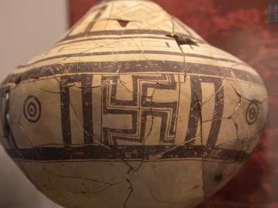 Tra gli oggetti nella teche, che affondano le proprie origini sin dal VIII secolo a.C., sono da segnalare un vaso con il segno della svastica (augurio solare di prosperit� e vita)...